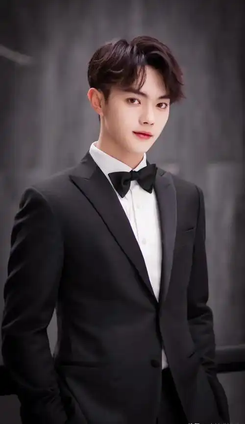 许凯1995年出生于广东,身高185cm,曾经因为外形和身材优势,当过一段