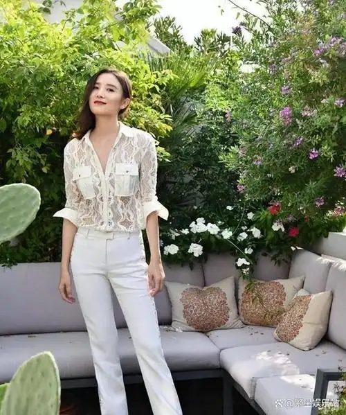 宋佳近照曝光,真空礼服走光,腋下副乳明显,胳膊上痕迹引热议