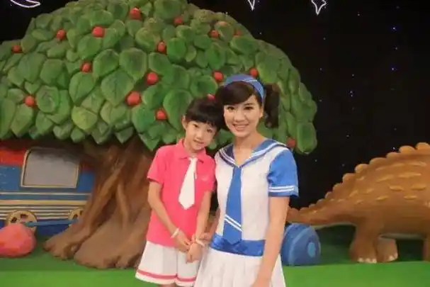 2010年,陈苏与中央电视台少儿频道联合主持人耿辰辰(艺名绿泡泡)结婚.