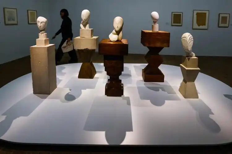康斯坦丁布朗库西艺术展在巴黎举行