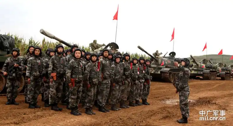 沈阳军区坦克部队异地实战演练