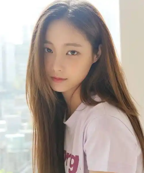 李妍雨,她是李敏镐的绯闻女友,更是韩国女团的颜值"天花板"