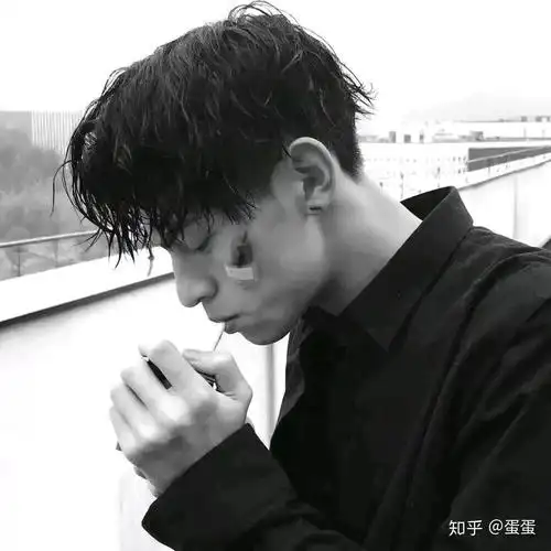 有没有耐看成熟霸气的男头像呢