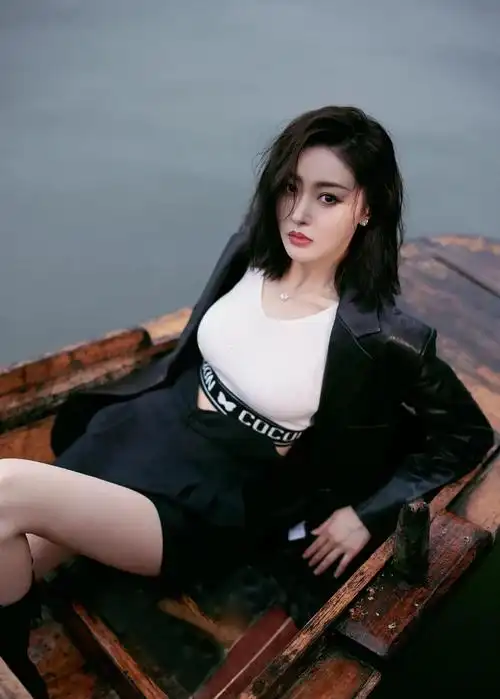 原创张天爱西湖写真太妩媚了!雪肤玉貌身材曼妙性感撩人