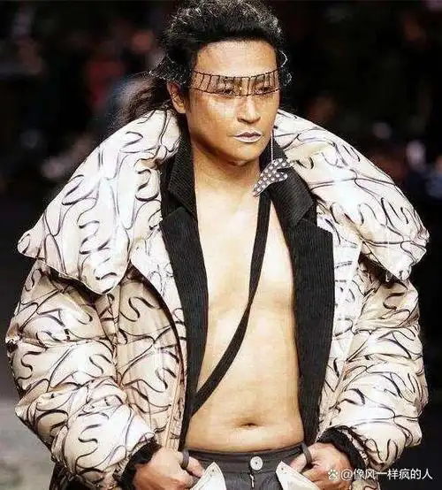 根据给出的内容,陈志朋是小虎队成员之一,曾经风光无限,但经历了事业