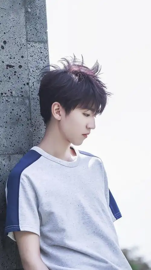 王俊凯神仙发色大汇总,一个头上有彩虹的男人