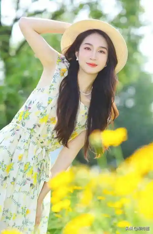 手机怎么拍鲜花人像?这些简约又上镜的姿势,拍照自然又好看