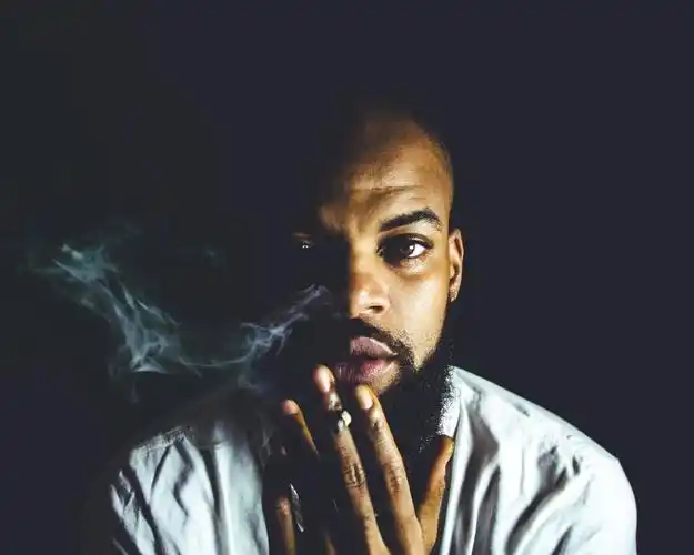 男人吸烟-人,抽烟,烟,男人,秃头,胡须-海量高质量免版权图片素材-设计