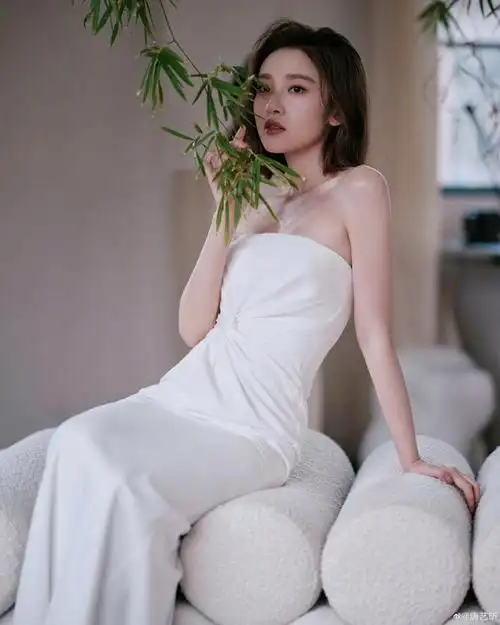 唐艺昕白色抹胸礼服裙既视感散发着迷人的魅力唤醒内心深处的梦幻