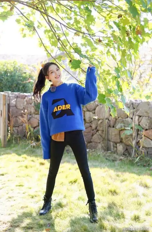 汪小敏,人美歌甜,私服更是美得一塌糊涂|马丁靴|毛衣|宝蓝色|牛仔裤