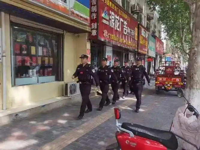 西安市公安局高陵分局巡特警大队开展巡逻盘查工作