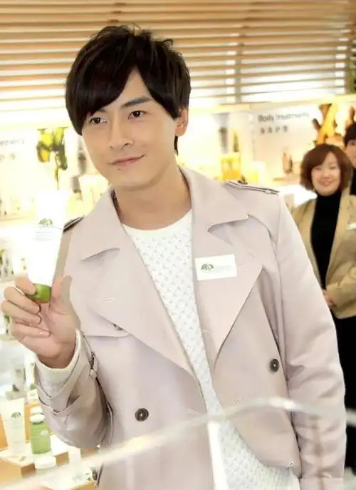 郑元畅依然保持迷人魅力,成为了不老男神