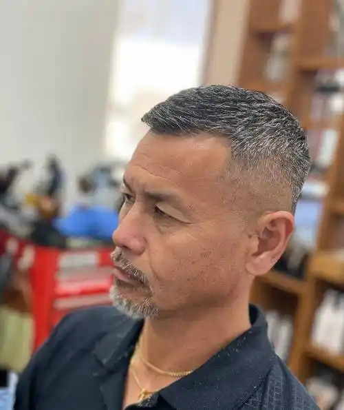 两侧铲短男士发型适合所有人,头发花白大叔剪完不一样,不信你看_时尚