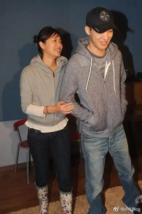 徐静蕾携老公同框亮相,穿灰色连帽卫衣低调秀恩爱,真令人羡慕!