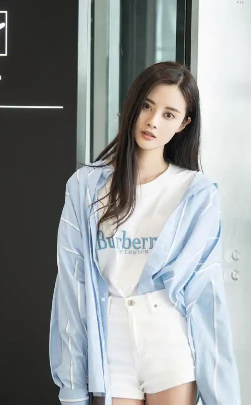 隋雨蒙清爽休闲机场照图片