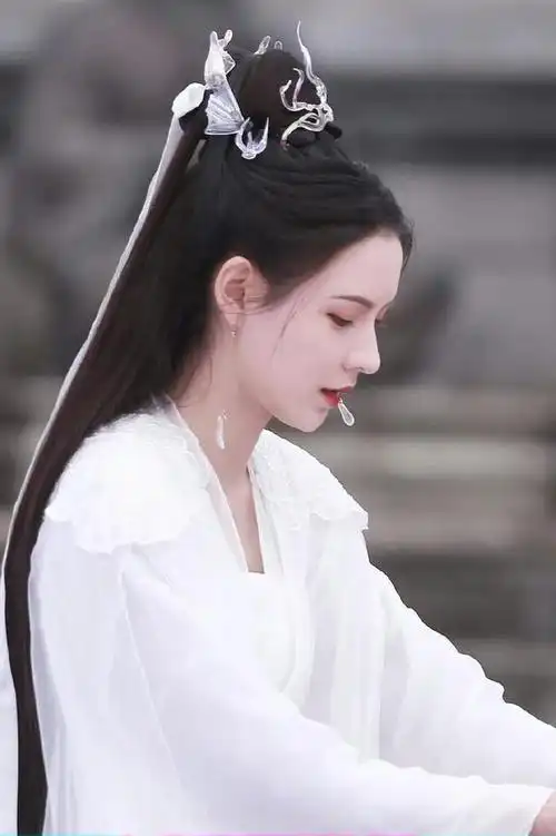 张予曦 一袭白衣古装十分柔美,仿佛仙女降临人间一般. ?_网易订阅