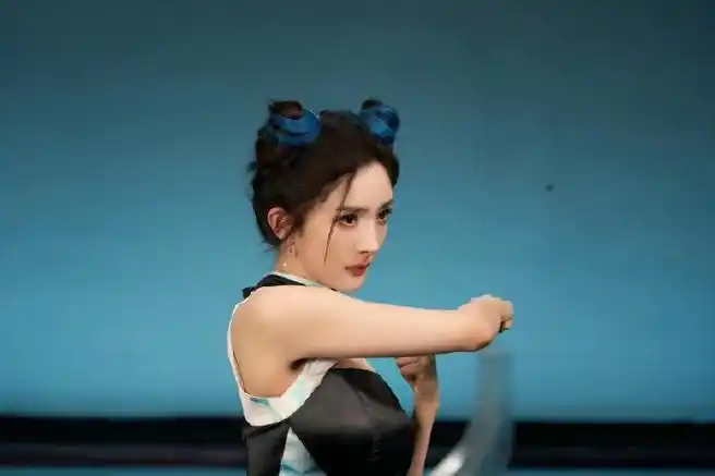 杨幂红色眼线##杨幂甜辣双丸子头##杨幂