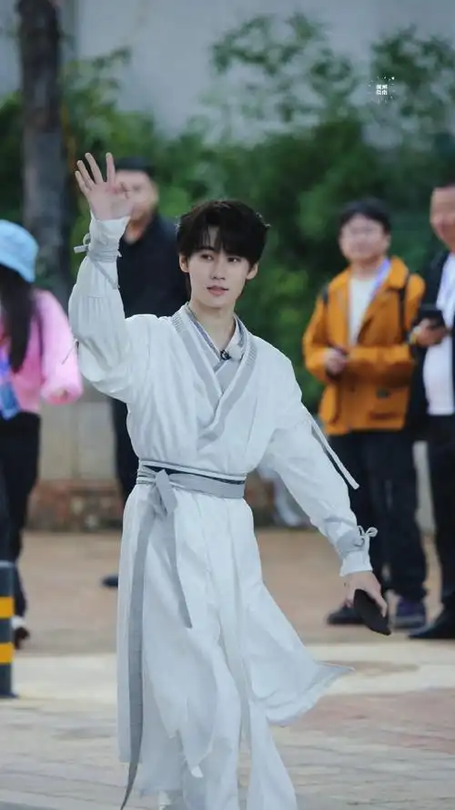 张真源超话0815#张真源奔跑吧#公子他走路带风90@时代少年团