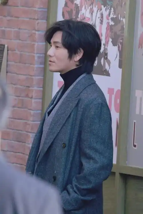 陈坤灰色大衣半长发造型优雅亮相活动