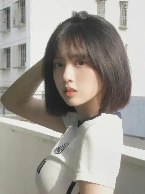初恋头长什么样子?直发波波头搭配齐眉刘海,越看越心动