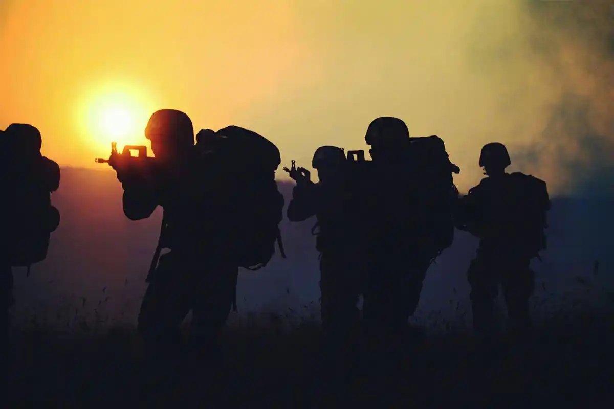 帅!武警官兵训练剪影画风硬核