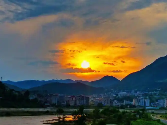 夕阳下邂逅的小乡村