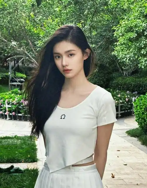 女演员林允分享了一张身穿白色连衣裙在草地上拍照的照片,青春情怀