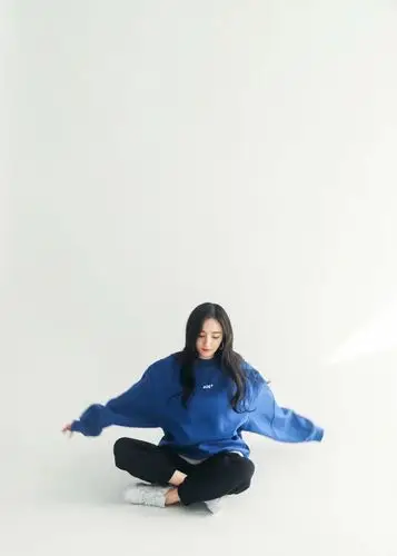 杨幂穿蓝色卫衣黑色卫裤,时而呆萌时而帅气,甜酷女孩就要这样穿