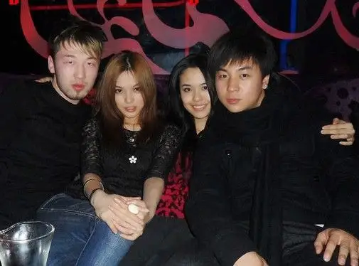 组图:释小龙现任女友王若伊曝光 集电眼性感嗲气于一身