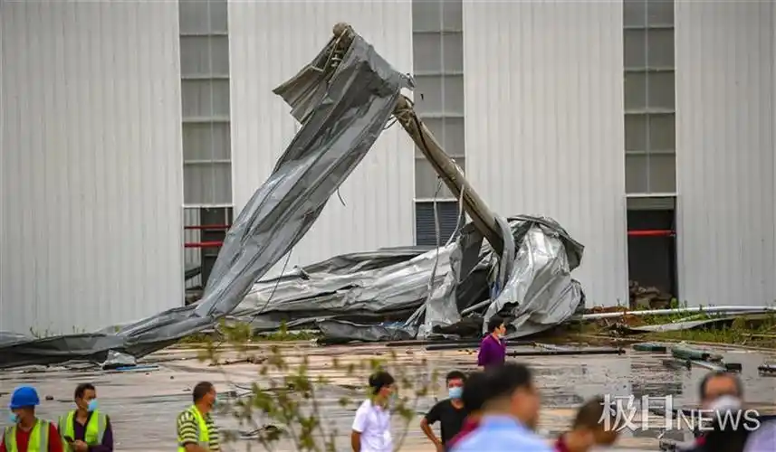 记者直击武汉突发龙卷风救援车辆进场救灾