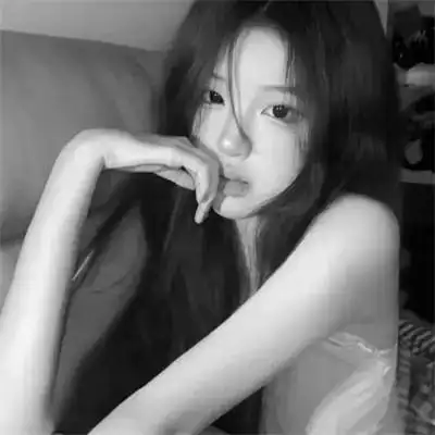 女生黑白简单意境头像真人图片