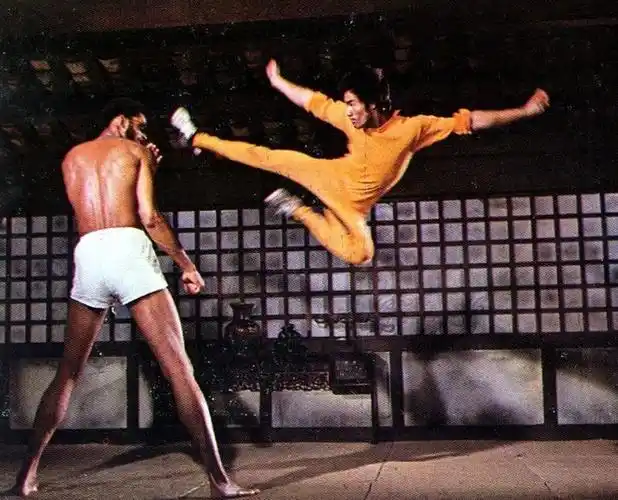 毕竟,巅峰时期的李小龙一身肌肉,体脂率仅3%,双手能在一秒钟内交替出