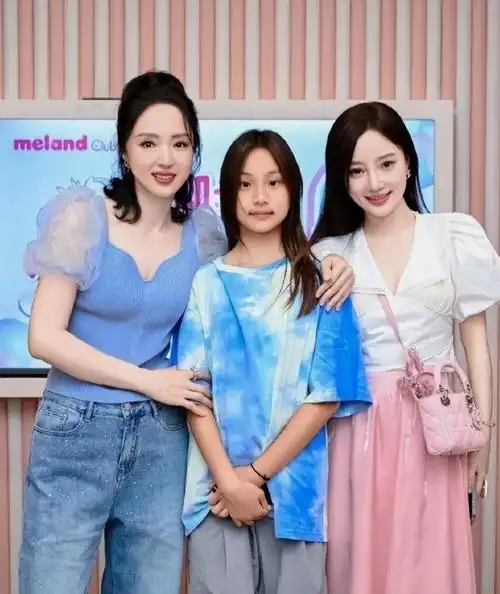 李小璐陪女儿上舞蹈课,甜馨舞姿酷飒赶超妈妈,母女俩共用一张脸