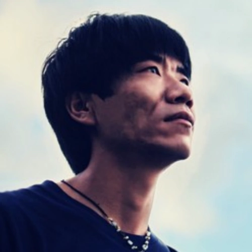 0p121y">朱国武,来自云南昆明市宜良县的一个小山村,是一位以流浪歌手