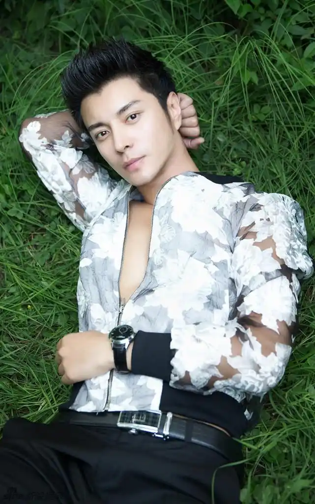 组图:杜俊泽秋意写真曝光 透视装秀肌肉线条_高清图集_新浪网