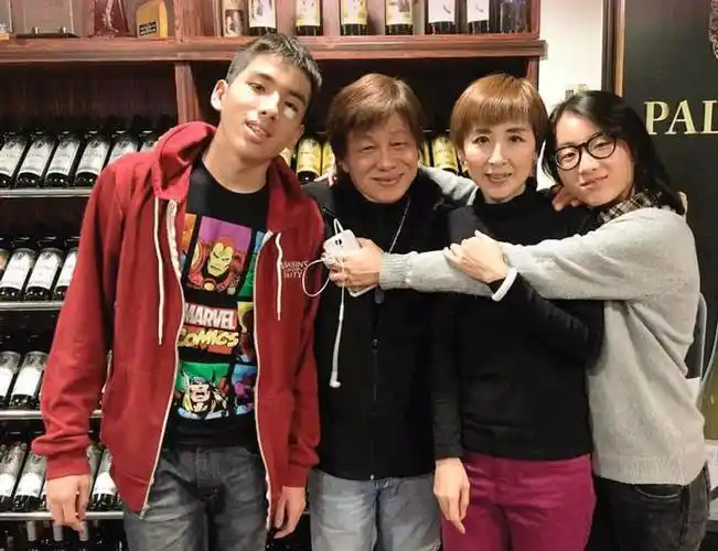 73岁梁小龙娶小20岁老婆恩爱27年女儿长相甜美清秀可人