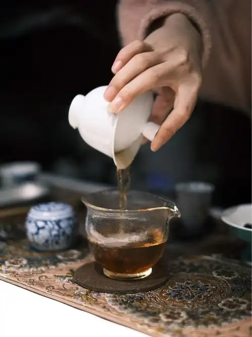 永远不要低估一个喝茶讲究的年轻人.