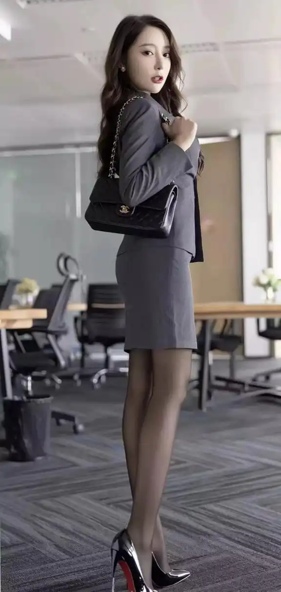 穿灰色职业装的气质美少妇成熟大方,身材展现淋漓尽致优雅女人味