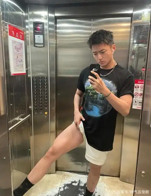 活捉一枚身材健壮的白衬衫鲜肉帅哥