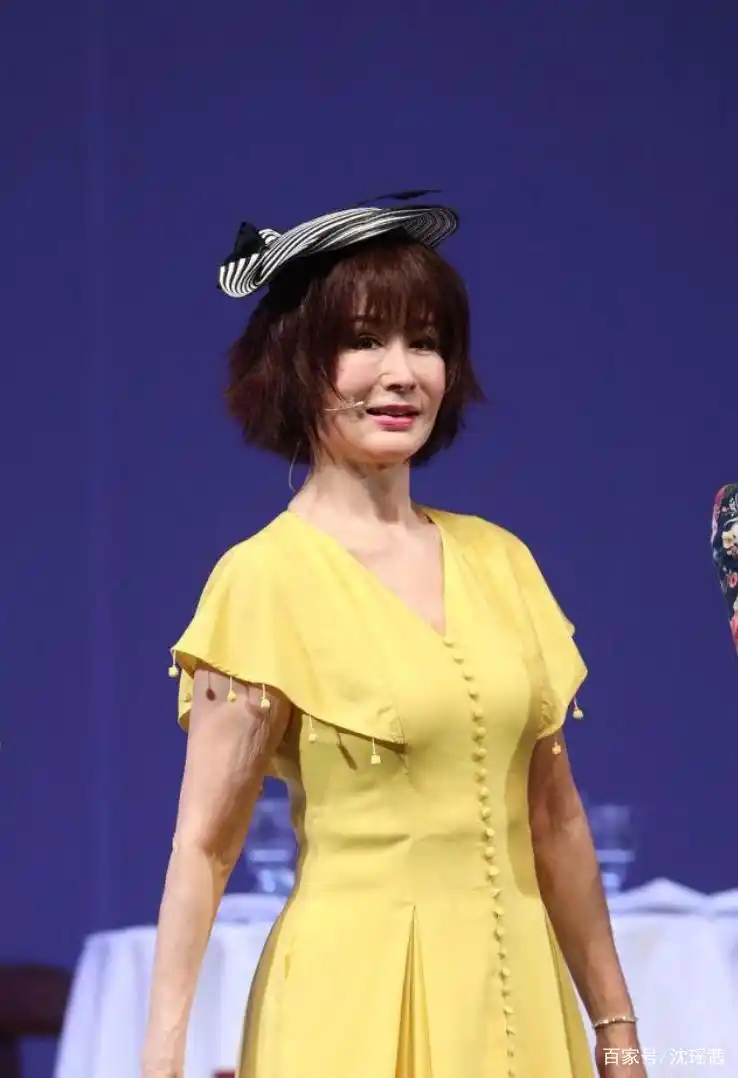 潘迎紫真是不服老,72岁还穿深v领裙上节目,但皱纹依然暴露年龄