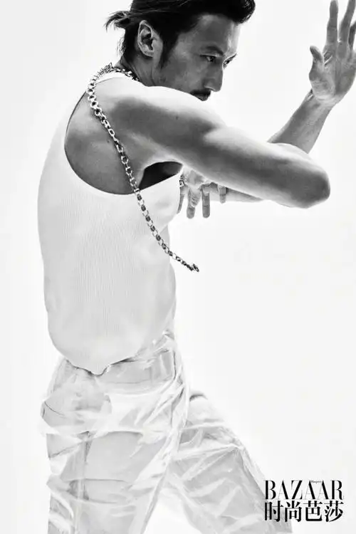影帝谢霆锋《时尚芭莎》封面大片,对镜展现健硕肌肉硬朗身手_腾讯新闻
