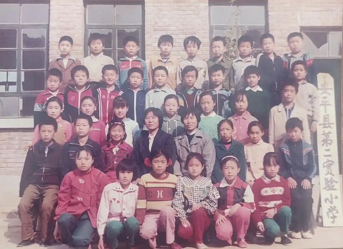 无意中翻到了1992年自己小学毕业时候的照片,那时候的小学生多天真