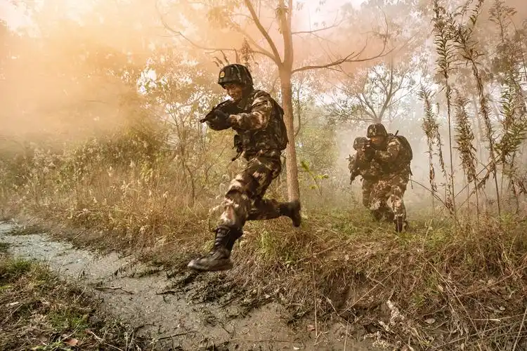 密林追击,围剿搜捕,武警特战队员反恐实战训练比电影特效更惊更险