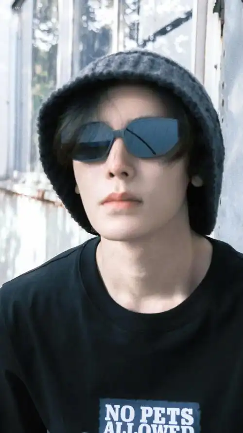 墨镜一戴,除了我谁都不爱,这就是女友视角吧,爱上侯明昊很简单