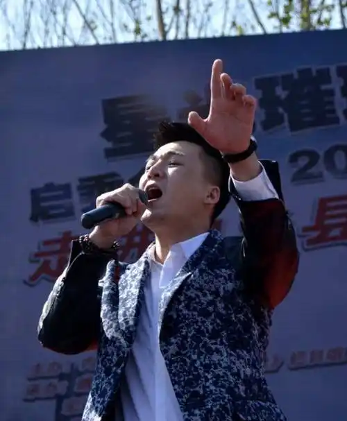 星光大道一举成名靠父亲患癌捞金千万的杨帆如今生活怎样了