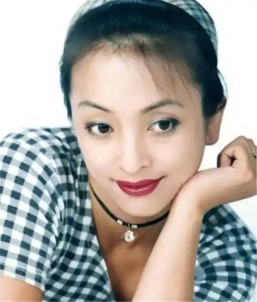 扬言不嫁中国人,却两次被老外分手,如今她带着儿子回来捞金_李勤勤