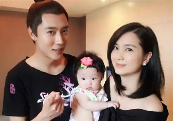 洪欣为20岁儿子庆生,丈夫张丹峰却未现身._感情_生日_照片