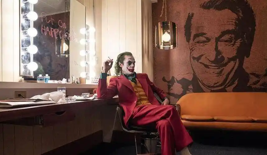 原创《小丑》中男主从来都不迎合大众审美的存在,他独树一帜_亚瑟