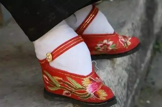 古代女性裹脚习俗的由来,与皇宫女子穿的高低鞋,原来是有关系的