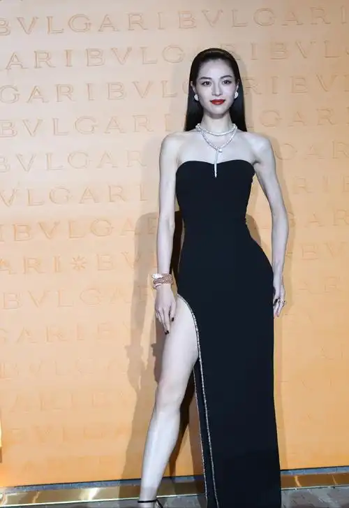 钟楚曦写真气场比较霸气,高开叉,大长腿,正面侧面背面迷死人_魅力_的